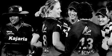 ممبئی انڈینس کو ہراکر پلے آف میں پہنچ آرسی بی