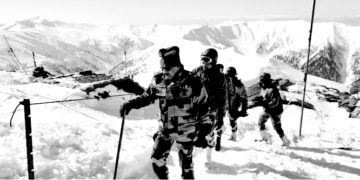 بی ایس ایف کے ایس ڈی جی نے کپواڑہ میں ایل او سی کے ساتھ آپریشنل تیاریوں کا جائزہ لیا۔