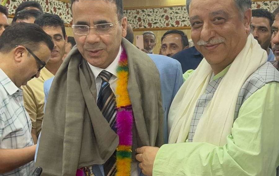 پروفیسر اشرف گنائی کو سکمز ڈائریکٹر کا عہدہ سنبھالنے پر اشتیاق بیگ کا والہانہ استقبال