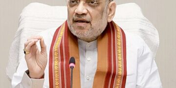 مرکزی وزیر داخلہ امت شاہ نے اتوار کو کہا کہ ملک میں منشیات کی غیر قانونی تجارت قومی سلامتی کو شدید نقصان پہنچا رہی ہے اور منشیات کے پورے نیٹ ورک کو 'اوپر سے نیچے اور نیچے سے اوپر نقطہ نظر کے ساتھ ختم کرنے کی ضرورت ہے۔ مسٹر شاہ نے کہا کہ منشیات کی غیر قانونی تجارت سے حاصل ہونے والی رقم دہشت گردی اور بائیں بازو کی انتہا پسندی (ایل ڈبلیو ای) کو فروغ دیتی ہے اور ملک کی معیشت کو کمزور کرتی ہے اور منشیات نہ صرف ملک کی نوجوان نسل کو تباہ کرتی ہیں بلکہ ملک کی سلامتی کو بھی کمزور کرتی ہیں۔ وزیر داخلہ رائے پور میں نارکوٹکس کنٹرول بیورو (این سی بی) کے زونل یونٹ آفس کا ورچولی طور پر افتتاح کرنے کے بعد بول رہے تھے۔ انہوں نے چھتیس گڑھ میں منشیات کے منظر نامے پر ایک جائزہ میٹنگ کی بھی صدارت کی۔ ایک سرکاری بیان میں کہا گیا ہے اپنے خطاب میں مسٹر شاہ نے کہا کہ 2047 تک منشیات سے پاک ہندوستان کا حکومت کا عزم آج ملک کے ہر شہری کا عزم بن رہا ہے ۔ مسٹر شاہ نے کہا، "جب تک ہم پورے نیٹ ورک پر حملہ نہیں کرتے، ہم منشیات سے پاک ہندوستان کا مقصد حاصل نہیں کر پائیں گے جو ایک خوشحال، محفوظ اور شاندار ہندوستان کی تعمیر کے لیے اہم ہے۔" انہوں نے کہا کہ 'منشیات' صرف ہندوستان کا مسئلہ نہیں ہے بلکہ ایک عالمی خطرہ ہے، اس بات پر زور دیتے ہوئے کہ "اگر ہم ہندوستان میں منشیات کے خلاف جنگ کو شدت، سنجیدگی اور جامع حکمت عملی کے ساتھ لڑتے ہیں تو ہم یہ جنگ جیت سکتے ہیں۔" مسٹر شاہ نے کہا کہ سب کو مل کر منشیات کے خلاف 'زیرو ٹالرنس' کی پالیسی پر آگے بڑھنا چاہئے اور منشیات سے پاک ہندوستان کے وزیر اعظم کے عزم کو پورا کرنا چاہئے۔ وزیر داخلہ نے کہا، "آج این سی بی کے رائے پور زونل آفس کا افتتاح کیا گیا ہے۔ یہ دفتر نہ صرف ریاست بلکہ پورے خطے میں منشیات کو کنٹرول کرنے میں اہم کردار ادا کرے گا۔ ہمارا مقصد ملک کی ہر ریاست میں این سی بی کی موجودگی ہے۔ ہماری حکومت ریاستی حکومتوں کے ساتھ مل کر ہر ریاست میں این سی بی دفاتر قائم کرکے منشیات کے کاروبار کو ختم کرے گی