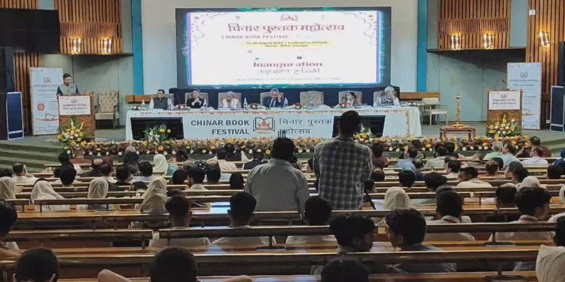 قومی کونسل برائے فروغ اردو زبان کے زیر اہتمام چنار کتب میلہ نئی منزلیں چھو رہا ہے