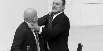 ترکیہ کی پارلیمنٹ میں زبردست ہاتھا پائی سے کئی ارکان زخمی