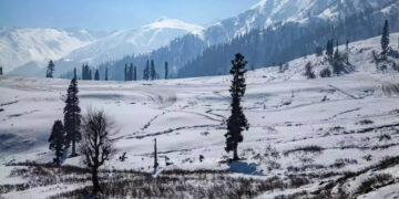 کشمیر کے کچھ پہاڑی علاقوں میں شبانہ ہلکی برف باری