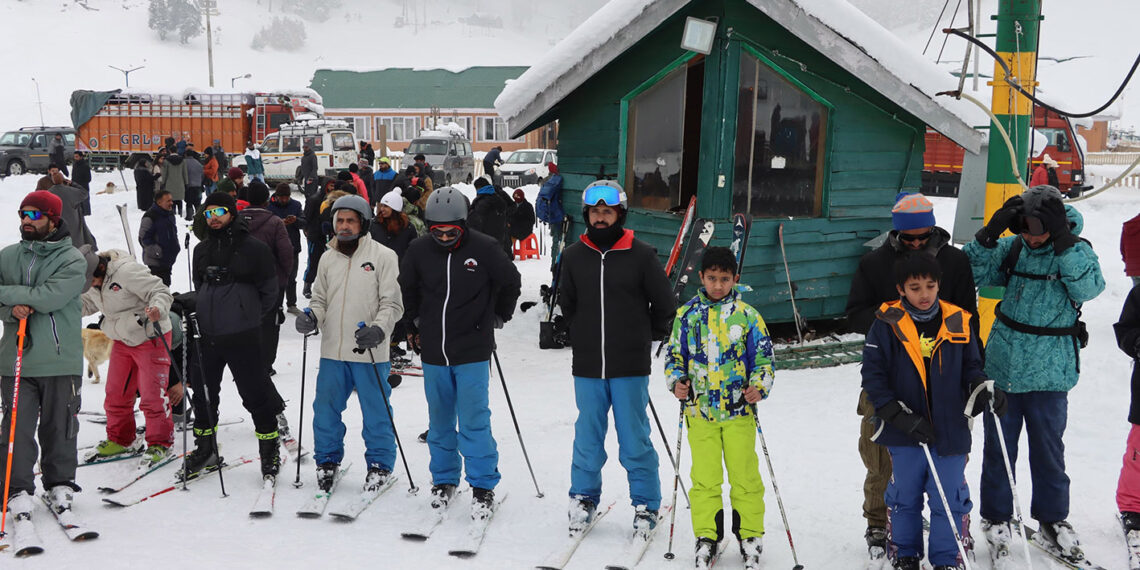 سال نو کی آمد کے پیش نظر سیاحتی مقامات خاص کر گلمرگ میں سیاحوں کا بھاری رش