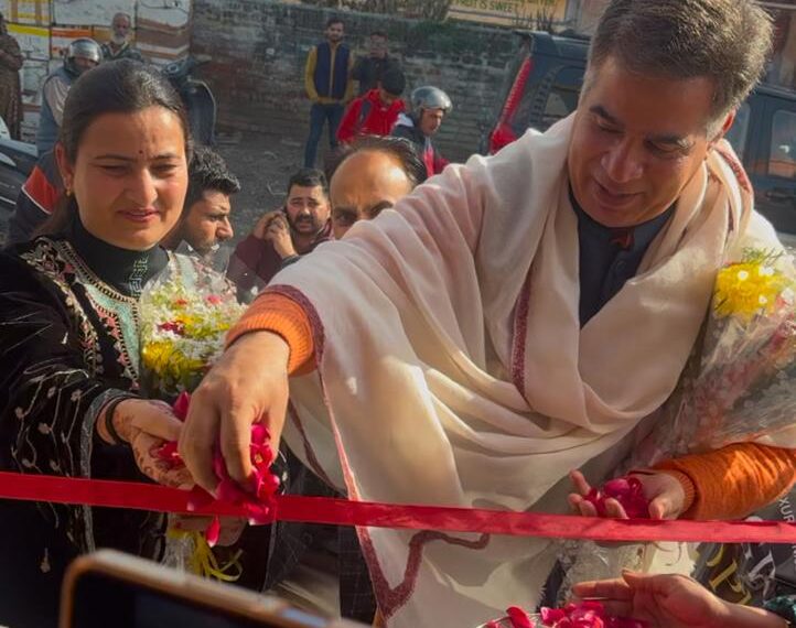 سینر بی جے پی لیڈر روینہ رینہ نے جموں میں جدید سہولیات سے لیس سلون کا افتتاح کیا