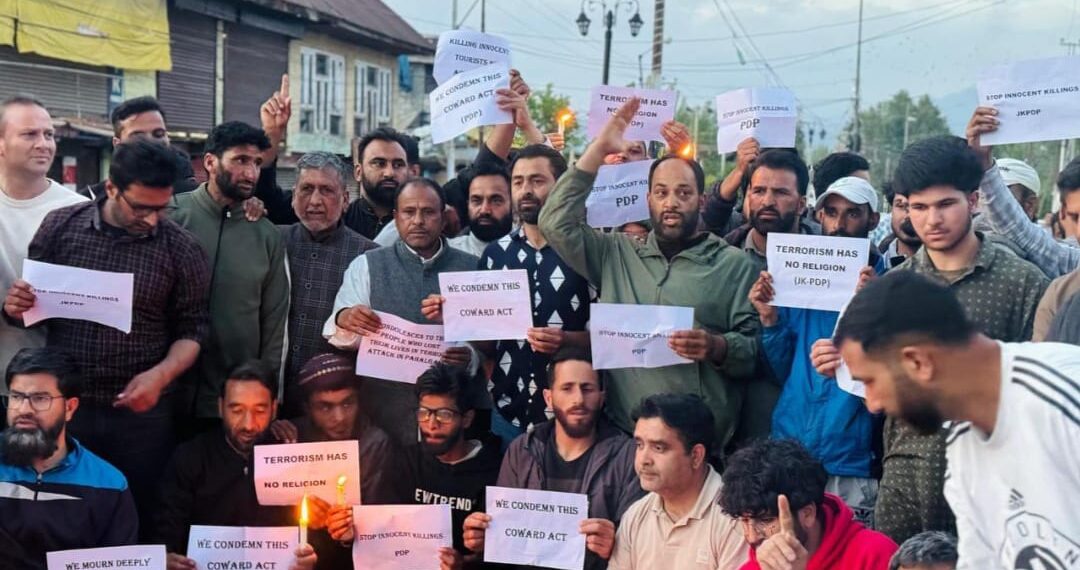 سانحہ پہلگام کے مہلوکین کی یاد میں پلوامہ میں کینڈل لائٹ مارچ کاانعقاد