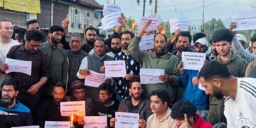 سانحہ پہلگام کے مہلوکین کی یاد میں پلوامہ میں کینڈل لائٹ مارچ کاانعقاد