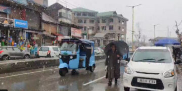 کشمیر میں موسلا دھار بارشوں کا سلسلہ جاری، کچھ اہم سڑکیں بند