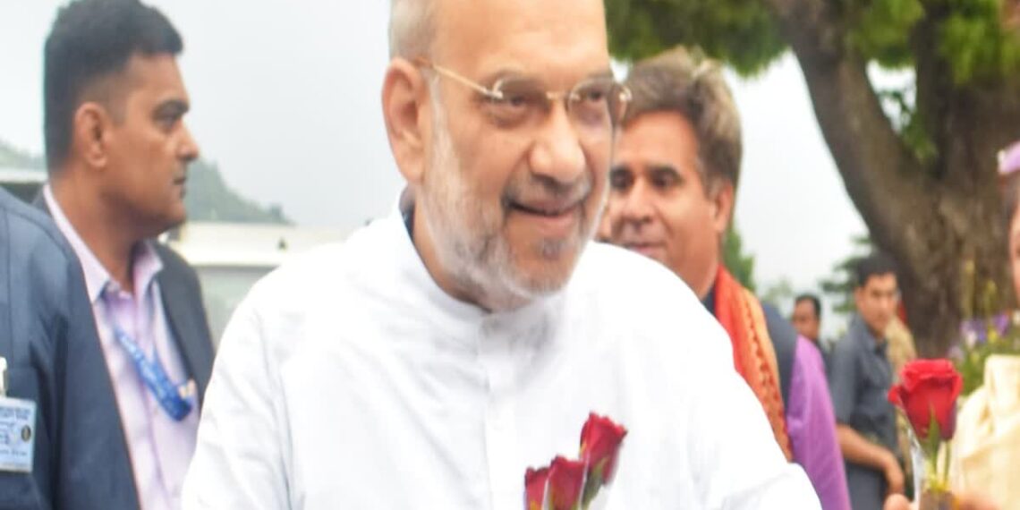 امت شاہ سرینگر میں مقتول ڈی ایس پی ہمایوں بٹ کے اہلخانہ سے ملاقی