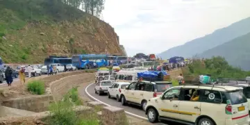 قومی شاہراہ پر مسافر گاڑیوں کی دو طرفہ نقل وحمل جاری