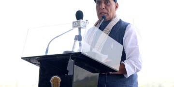 پاکستان کی ہائبرڈ اور پراکسی جنگ کو جڑ سے ختم کرنا لازمی بن گیا: وزیر دفاع