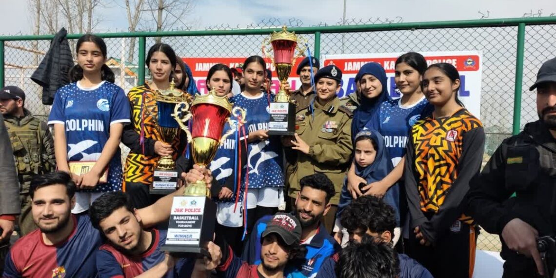 اختتامی روز کھلاڑیوں نے شاندار مہارت اور جذبے کا مظاہرہ کیا، جس سے میچز انتہائی دلچسپ اور سنسنی خیز بن گئے۔ تماشائیوں اور منتظمین کی بھرپور شرکت نے ماحول کو مزید پرجوش بنا دیا۔ پلوامہ پولیس آئندہ بھی اس طرح کی سرگرمیوں کو جاری رکھنے کے عزم کے ساتھ نوجوان ٹیلنٹ کو ایک صحت مند اور مسابقتی پلیٹ فارم فراہم کرتی رہے گی۔