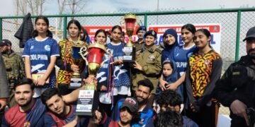 اختتامی روز کھلاڑیوں نے شاندار مہارت اور جذبے کا مظاہرہ کیا، جس سے میچز انتہائی دلچسپ اور سنسنی خیز بن گئے۔ تماشائیوں اور منتظمین کی بھرپور شرکت نے ماحول کو مزید پرجوش بنا دیا۔ پلوامہ پولیس آئندہ بھی اس طرح کی سرگرمیوں کو جاری رکھنے کے عزم کے ساتھ نوجوان ٹیلنٹ کو ایک صحت مند اور مسابقتی پلیٹ فارم فراہم کرتی رہے گی۔