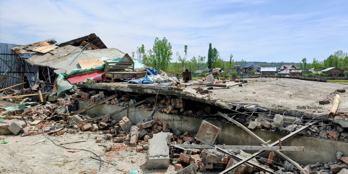 جموں و کشمیر میں مشتبہ منشیات فروش کی جائیداد مسمار ،کروڑوں روپے مالیت کے4رہائشی مکان سیل