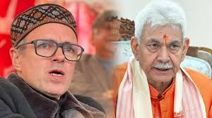 دل دہلانے والا حادثہ: ایل جی۔ سی ایم کاایکسگریشیا ریلیف کا اعلان نگران نیوز سرینگر//لیفٹیننٹ گورنر نے کہا کہ ادھم پور میں ہونے والا المناک سڑک حادثہ دل دہلا دینے والا ہے۔ایکس پر ایک پوسٹ میں، انہوں نے کہا کہ سوگوار خاندانوں کے تئیں میری گہری تعزیت ہے۔ خدا انہیں طاقت عطا فرمائے، زخمیوں کی جلد صحت یابی کی دعا۔" سنہا نے کہا کہ انہوں نے ضلع انتظامیہ، پولیس، سٹیٹ ڈیزاسٹر ریسپانس فنڈ اور محکمہ صحت کو ہدایت دی کہ وہ متاثرہ افراد کو ہر ممکن مدد فراہم کریں۔ادھروزیراعلیٰ نے سوگوار خاندانوں سے دلی تعزیت کا اظہار کیا اور زخمیوں کی جلد صحت یابی کی دعا کی۔ عمر عبداللہ نے کہا کہ قیمتی جانوں کا ضیاع انتہائی تکلیف دہ ہے۔ انہوں نے کہا کہ حادثے کی اصل وجہ معلوم کی جائے گی اور اگر کوئی غفلت پائی گئی تو سختی سے نمٹا جائے گا۔عمر نے مزید کہا، "ہم یہ معلوم کریں گے کہ یہ حادثہ کیسے ہوا اور کہاں کوئی کوتاہی ہوئی، اگر حکومت کی طرف سے کسی کارروائی کی ضرورت پڑی تو ہم اسے ضرور لیں گے۔" وزیر اعلی نے حادثے کے متاثرین کے لیے ایکس گریشیا ریلیف کا اعلان کرتے ہوئے کہا کہہر مرنے والے کے لواحقین کو 2 لاکھ، شدید زخمیوں کو 1 لاکھ، اور حادثے میں معمولی زخمی ہونے والوں کو 25,000 کی ایکس گریشیا فراہم کی جائے گی۔