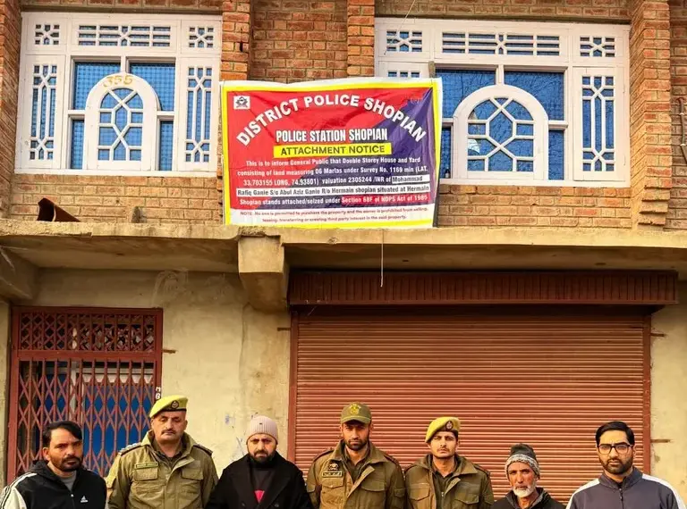 شوپیان پولیس نے منشیات فروش کی جائیداد ضبط کی