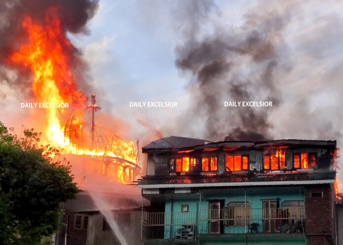 جامعہ اشرف العلوم حیدر پورہ خاکستر،2 شہری اور ایک فائر مین زخمی