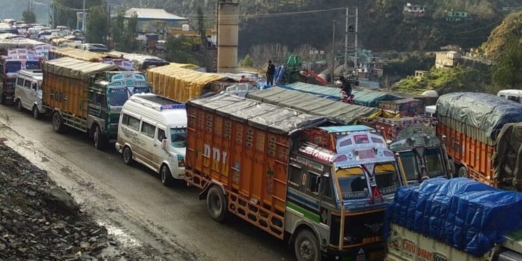 ٹرانسپورٹروں کا سوموار کو کشمیر بھر میں چکہ جام کا اعلان