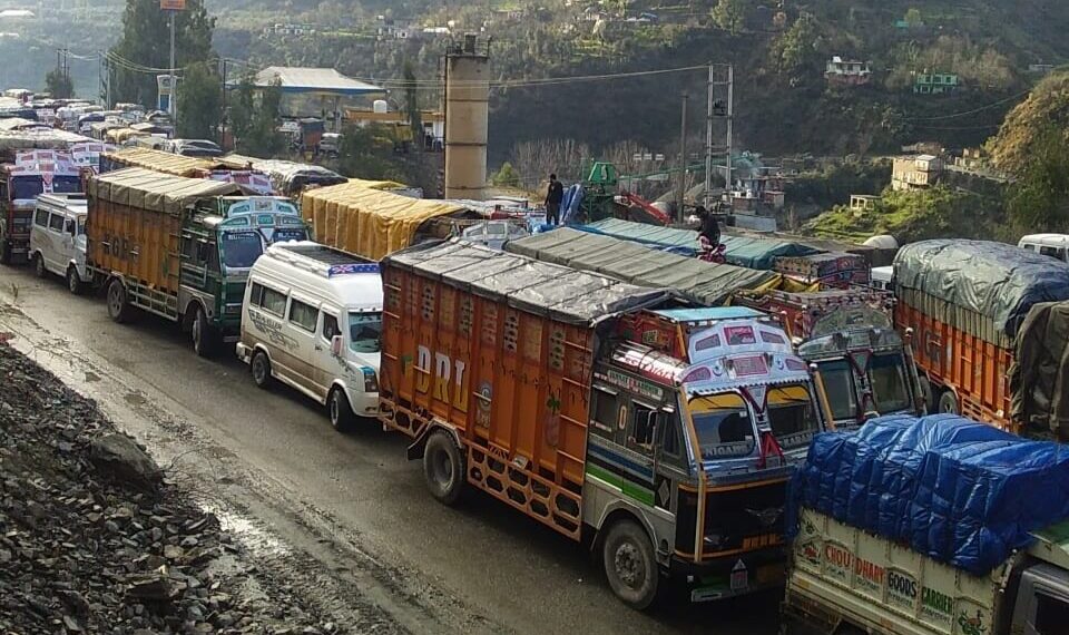 ٹرانسپورٹروں کا سوموار کو کشمیر بھر میں چکہ جام کا اعلان