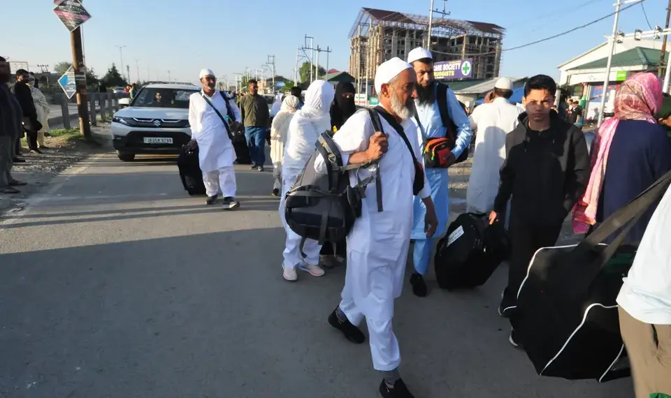 سامان میں 10کلو کی کٹوتی پر عازمین حج کا احتجاج