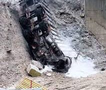 را م بن میں ٹرک کھائی میں جا گرا، اننت ناگ کے ڈرائیور اور کنڈیکٹرجھلس کر 2لقمہ اجل