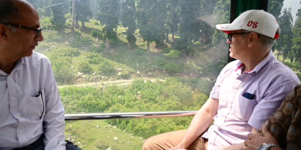 ایک ماہ کی معطلی کے بعد، گلمرگ گنڈولا خدمات پھر سے بحال