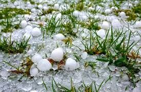 سرینگر میں تیز آندھی اور بارش،وادی کے کئی علاقوں میںژالہ باری سے تباہی