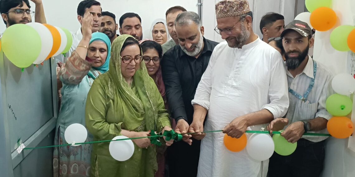 سکولوں میں موسم گرما کی تعطیلات، جولائی میں جائزہ لیا جائے گا: سکینہ ایتو نگران نیوز سری نگر// وزیر تعلیم سکینہ ایتو نے جمعرات کو کہا کہ حکومت جولائی میں سکولوں میں گرمیوں کی تعطیلات کے معاملے کا جائزہ لے گی اور موجودہ موسمی حالات کا جائزہ لینے کے بعد مناسب فیصلہ کرے گی۔ سری نگر میں نامہ نگاروں سے بات کرتے ہوئے ایتو نے کہا کہ متعلقہ حکام کسی بھی فیصلے سے قبل گرمیوں کی تعطیلات کے معاملے پر بات کریں گے۔وزیر نے جب بڑھتے ہوئے درجہ حرارت کے درمیان اسکولوں کے لیے چھٹیوں کا اعلان کرنے کے امکان کے بارے میں پوچھا تو کہا"ہم جولائی میں موسم گرما کی تعطیلات پر تبادلہ خیال کریں گے،" ۔تاہم، انہوں نے فیصلے کے لیے کوئی ٹائم لائن نہیں بتائی اور کہا کہ حکومت موسمی حالات سمیت تمام متعلقہ عوامل کا جائزہ لینے کے بعد کال کرے گی۔یہ بیان جموں و کشمیر کے کچھ حصوں میں موجودہ موسمی حالات کی وجہ سے تعلیمی اداروں میں گرمیوں کی تعطیلات کے بارے میں قیاس آرائیوں کے درمیان آیا ہے