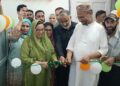 سکولوں میں موسم گرما کی تعطیلات، جولائی میں جائزہ لیا جائے گا: سکینہ ایتو نگران نیوز سری نگر// وزیر تعلیم سکینہ ایتو نے جمعرات کو کہا کہ حکومت جولائی میں سکولوں میں گرمیوں کی تعطیلات کے معاملے کا جائزہ لے گی اور موجودہ موسمی حالات کا جائزہ لینے کے بعد مناسب فیصلہ کرے گی۔ سری نگر میں نامہ نگاروں سے بات کرتے ہوئے ایتو نے کہا کہ متعلقہ حکام کسی بھی فیصلے سے قبل گرمیوں کی تعطیلات کے معاملے پر بات کریں گے۔وزیر نے جب بڑھتے ہوئے درجہ حرارت کے درمیان اسکولوں کے لیے چھٹیوں کا اعلان کرنے کے امکان کے بارے میں پوچھا تو کہا"ہم جولائی میں موسم گرما کی تعطیلات پر تبادلہ خیال کریں گے،" ۔تاہم، انہوں نے فیصلے کے لیے کوئی ٹائم لائن نہیں بتائی اور کہا کہ حکومت موسمی حالات سمیت تمام متعلقہ عوامل کا جائزہ لینے کے بعد کال کرے گی۔یہ بیان جموں و کشمیر کے کچھ حصوں میں موجودہ موسمی حالات کی وجہ سے تعلیمی اداروں میں گرمیوں کی تعطیلات کے بارے میں قیاس آرائیوں کے درمیان آیا ہے