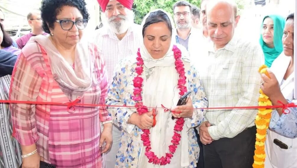 نجی ہسپتالوں کے 275کروڑ روپے واجب الادا ,جموں و کشمیر کومالی چیلنجز کا سامنا، فنڈز کا حصول آسان نہیں: سکینہ نگران نیوز سری نگر// جموں و کشمیر سرکار نے منگل کے روز کہا کہ حکومت نجی ہسپتالوں کے واجب الادا تقریبا ً275 کروڑ روپے کے واجبات کا جائزہ لے رہی ہے اور مرکز کے زیر انتظام علاقے کو درپیش مالی رکاوٹوں کو تسلیم کرتے ہوئے مرحلہ وار ادائیگی کرے گی۔ یہاں ایک میڈیکل کیمپ افتتاح کے بعد وزیر صحت سکینہ ایتو نے نجی ہسپتالوں کو زیر التوا ادائیگیوں کے بارے میں سوالات کا جواب دیتے ہوئے، ذمہ داری کو تسلیم کیا اور کہا کہ حکومت مالی چیلنجوں کے باوجود بقایا واجبات کو ختم کرنے کے طریقہ کار پر کام کر رہی ہے۔انہوں نے کہا"یہ سچ ہے کہ نجی ہسپتالوں کی ادائیگیاں زیر التوا ہیں، اتنی بڑی ذمہ داری کو کلیئر کرنے میں کافی رقم درکار ہے، حکومت اس معاملے کی جانچ کر رہی ہے اور ادائیگیوں کوادا کر دیا جائے گا،" ۔انہوں نے زور دیتے ہوئے کہا کہ مریضوں کی دیکھ بھال کو متاثر نہیں ہونا چاہیے۔یونین ٹیریٹری کو درپیش مالی حدود کو اجاگر کرتے ہوئے وزیر نے کہا کہ انتظامیہ وسائل کی رکاوٹوں سے نمٹ رہی ہے لیکن صحت عامہ کی حفاظت کے لیے پرعزم ہے۔انہوں نے کہا "یونین ٹیریٹری میں بہت سے مالی چیلنجز ہیں اور فنڈز کا حصول آسان نہیں ہے۔ تاہم، لوگوں کی صحت ہماری اولین ترجیح ہے، اور ہم صحت کی دیکھ بھال کی خدمات سے سمجھوتہ نہ ہونے کو یقینی بنانے کے لیے ہر ممکن کوشش کریں گے،" ۔انہوں نے کہا کہ آئندہ محرم کے دوران صحت کی دیکھ بھال کے جامع انتظامات کئے گئے ہیں۔ انہوں نے کہا کہ کشمیر اور جموں دونوں ڈویژنوں میں ڈاکٹروں کی چوبیس گھنٹے دستیابی کو یقینی بنانے، ادویات کا مناسب ذخیرہ اور خون کے عطیہ کی سہولیات کو یقینی بنانے کے لیے ہدایات جاری کی گئی ہیں۔وزیر نے کہا کہ وزیر اعلیٰ عمر عبداللہ نے پیر کو محرم کی تیاریوں کا جائزہ لینے کے لیے ایک اعلی سطحی میٹنگ کی صدارت کی۔ میٹنگ میں قانون سازوں نے شرکت کی جنہوں نے پینے کے پانی کی فراہمی، صفائی اور صحت کی دیکھ بھال کی خدمات سے متعلق مسائل کو اٹھایا۔انہوں نے کہا کہ ہم نے ادویات اور ڈاکٹروں کی مناسب دستیابی کو یقینی بنایا ہے تاکہ کسی کو کسی قسم کی دشواری کا سامنا نہ کرنا پڑے۔تاریخی جامع مسجد کی بحالی پر تبصرہ کرتے ہوئے، ایتو نے پروجیکٹ کی تکمیل میں طویل تاخیر پر تشویش کا اظہار کیا اور کہا کہ کام بہت پہلے ختم ہو جانا چاہیے تھا۔ انہوں نے وقف بورڈ پر زور دیا کہ وہ بحالی کے کام کو تیزی سے مکمل کرنے کے لیے مطلوبہ فنڈز کو ایک قسط میں جاری کرے۔