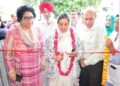 نجی ہسپتالوں کے 275کروڑ روپے واجب الادا ,جموں و کشمیر کومالی چیلنجز کا سامنا، فنڈز کا حصول آسان نہیں: سکینہ نگران نیوز سری نگر// جموں و کشمیر سرکار نے منگل کے روز کہا کہ حکومت نجی ہسپتالوں کے واجب الادا تقریبا ً275 کروڑ روپے کے واجبات کا جائزہ لے رہی ہے اور مرکز کے زیر انتظام علاقے کو درپیش مالی رکاوٹوں کو تسلیم کرتے ہوئے مرحلہ وار ادائیگی کرے گی۔ یہاں ایک میڈیکل کیمپ افتتاح کے بعد وزیر صحت سکینہ ایتو نے نجی ہسپتالوں کو زیر التوا ادائیگیوں کے بارے میں سوالات کا جواب دیتے ہوئے، ذمہ داری کو تسلیم کیا اور کہا کہ حکومت مالی چیلنجوں کے باوجود بقایا واجبات کو ختم کرنے کے طریقہ کار پر کام کر رہی ہے۔انہوں نے کہا"یہ سچ ہے کہ نجی ہسپتالوں کی ادائیگیاں زیر التوا ہیں، اتنی بڑی ذمہ داری کو کلیئر کرنے میں کافی رقم درکار ہے، حکومت اس معاملے کی جانچ کر رہی ہے اور ادائیگیوں کوادا کر دیا جائے گا،" ۔انہوں نے زور دیتے ہوئے کہا کہ مریضوں کی دیکھ بھال کو متاثر نہیں ہونا چاہیے۔یونین ٹیریٹری کو درپیش مالی حدود کو اجاگر کرتے ہوئے وزیر نے کہا کہ انتظامیہ وسائل کی رکاوٹوں سے نمٹ رہی ہے لیکن صحت عامہ کی حفاظت کے لیے پرعزم ہے۔انہوں نے کہا "یونین ٹیریٹری میں بہت سے مالی چیلنجز ہیں اور فنڈز کا حصول آسان نہیں ہے۔ تاہم، لوگوں کی صحت ہماری اولین ترجیح ہے، اور ہم صحت کی دیکھ بھال کی خدمات سے سمجھوتہ نہ ہونے کو یقینی بنانے کے لیے ہر ممکن کوشش کریں گے،" ۔انہوں نے کہا کہ آئندہ محرم کے دوران صحت کی دیکھ بھال کے جامع انتظامات کئے گئے ہیں۔ انہوں نے کہا کہ کشمیر اور جموں دونوں ڈویژنوں میں ڈاکٹروں کی چوبیس گھنٹے دستیابی کو یقینی بنانے، ادویات کا مناسب ذخیرہ اور خون کے عطیہ کی سہولیات کو یقینی بنانے کے لیے ہدایات جاری کی گئی ہیں۔وزیر نے کہا کہ وزیر اعلیٰ عمر عبداللہ نے پیر کو محرم کی تیاریوں کا جائزہ لینے کے لیے ایک اعلی سطحی میٹنگ کی صدارت کی۔ میٹنگ میں قانون سازوں نے شرکت کی جنہوں نے پینے کے پانی کی فراہمی، صفائی اور صحت کی دیکھ بھال کی خدمات سے متعلق مسائل کو اٹھایا۔انہوں نے کہا کہ ہم نے ادویات اور ڈاکٹروں کی مناسب دستیابی کو یقینی بنایا ہے تاکہ کسی کو کسی قسم کی دشواری کا سامنا نہ کرنا پڑے۔تاریخی جامع مسجد کی بحالی پر تبصرہ کرتے ہوئے، ایتو نے پروجیکٹ کی تکمیل میں طویل تاخیر پر تشویش کا اظہار کیا اور کہا کہ کام بہت پہلے ختم ہو جانا چاہیے تھا۔ انہوں نے وقف بورڈ پر زور دیا کہ وہ بحالی کے کام کو تیزی سے مکمل کرنے کے لیے مطلوبہ فنڈز کو ایک قسط میں جاری کرے۔