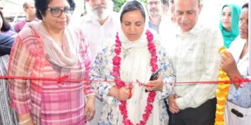 نجی ہسپتالوں کے 275کروڑ روپے واجب الادا ,جموں و کشمیر کومالی چیلنجز کا سامنا، فنڈز کا حصول آسان نہیں: سکینہ نگران نیوز سری نگر// جموں و کشمیر سرکار نے منگل کے روز کہا کہ حکومت نجی ہسپتالوں کے واجب الادا تقریبا ً275 کروڑ روپے کے واجبات کا جائزہ لے رہی ہے اور مرکز کے زیر انتظام علاقے کو درپیش مالی رکاوٹوں کو تسلیم کرتے ہوئے مرحلہ وار ادائیگی کرے گی۔ یہاں ایک میڈیکل کیمپ افتتاح کے بعد وزیر صحت سکینہ ایتو نے نجی ہسپتالوں کو زیر التوا ادائیگیوں کے بارے میں سوالات کا جواب دیتے ہوئے، ذمہ داری کو تسلیم کیا اور کہا کہ حکومت مالی چیلنجوں کے باوجود بقایا واجبات کو ختم کرنے کے طریقہ کار پر کام کر رہی ہے۔انہوں نے کہا"یہ سچ ہے کہ نجی ہسپتالوں کی ادائیگیاں زیر التوا ہیں، اتنی بڑی ذمہ داری کو کلیئر کرنے میں کافی رقم درکار ہے، حکومت اس معاملے کی جانچ کر رہی ہے اور ادائیگیوں کوادا کر دیا جائے گا،" ۔انہوں نے زور دیتے ہوئے کہا کہ مریضوں کی دیکھ بھال کو متاثر نہیں ہونا چاہیے۔یونین ٹیریٹری کو درپیش مالی حدود کو اجاگر کرتے ہوئے وزیر نے کہا کہ انتظامیہ وسائل کی رکاوٹوں سے نمٹ رہی ہے لیکن صحت عامہ کی حفاظت کے لیے پرعزم ہے۔انہوں نے کہا "یونین ٹیریٹری میں بہت سے مالی چیلنجز ہیں اور فنڈز کا حصول آسان نہیں ہے۔ تاہم، لوگوں کی صحت ہماری اولین ترجیح ہے، اور ہم صحت کی دیکھ بھال کی خدمات سے سمجھوتہ نہ ہونے کو یقینی بنانے کے لیے ہر ممکن کوشش کریں گے،" ۔انہوں نے کہا کہ آئندہ محرم کے دوران صحت کی دیکھ بھال کے جامع انتظامات کئے گئے ہیں۔ انہوں نے کہا کہ کشمیر اور جموں دونوں ڈویژنوں میں ڈاکٹروں کی چوبیس گھنٹے دستیابی کو یقینی بنانے، ادویات کا مناسب ذخیرہ اور خون کے عطیہ کی سہولیات کو یقینی بنانے کے لیے ہدایات جاری کی گئی ہیں۔وزیر نے کہا کہ وزیر اعلیٰ عمر عبداللہ نے پیر کو محرم کی تیاریوں کا جائزہ لینے کے لیے ایک اعلی سطحی میٹنگ کی صدارت کی۔ میٹنگ میں قانون سازوں نے شرکت کی جنہوں نے پینے کے پانی کی فراہمی، صفائی اور صحت کی دیکھ بھال کی خدمات سے متعلق مسائل کو اٹھایا۔انہوں نے کہا کہ ہم نے ادویات اور ڈاکٹروں کی مناسب دستیابی کو یقینی بنایا ہے تاکہ کسی کو کسی قسم کی دشواری کا سامنا نہ کرنا پڑے۔تاریخی جامع مسجد کی بحالی پر تبصرہ کرتے ہوئے، ایتو نے پروجیکٹ کی تکمیل میں طویل تاخیر پر تشویش کا اظہار کیا اور کہا کہ کام بہت پہلے ختم ہو جانا چاہیے تھا۔ انہوں نے وقف بورڈ پر زور دیا کہ وہ بحالی کے کام کو تیزی سے مکمل کرنے کے لیے مطلوبہ فنڈز کو ایک قسط میں جاری کرے۔