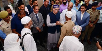 عازمین حج کا پہلا قافلہ پہنچ گیا، سرینگرائیرپورٹ پر وزیر اعلیٰ کا استقبال