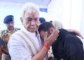 لیفٹیننٹ گورنر کی جاں بحق پولیس اہلکار کے اہلِ خانہ سے ملاقات، دہشت گردی کے مکمل خاتمے کیلئے پْرعزم