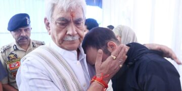 لیفٹیننٹ گورنر کی جاں بحق پولیس اہلکار کے اہلِ خانہ سے ملاقات، دہشت گردی کے مکمل خاتمے کیلئے پْرعزم