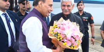 وزیر دفاع راج ناتھ سنگھ سرینگر پہنچے،ایل جی کا ائر پورٹ پر استقبال