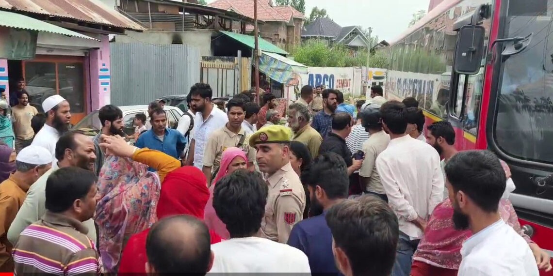 پلوامہ میں محکمہ جل شکتی کیخلاف احتجاج،پنگلنہ میں پینے سے پا نی کی شدید قلت