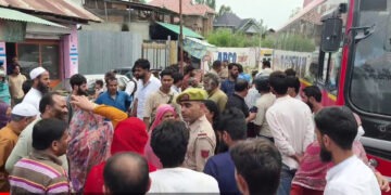 پلوامہ میں محکمہ جل شکتی کیخلاف احتجاج،پنگلنہ میں پینے سے پا نی کی شدید قلت