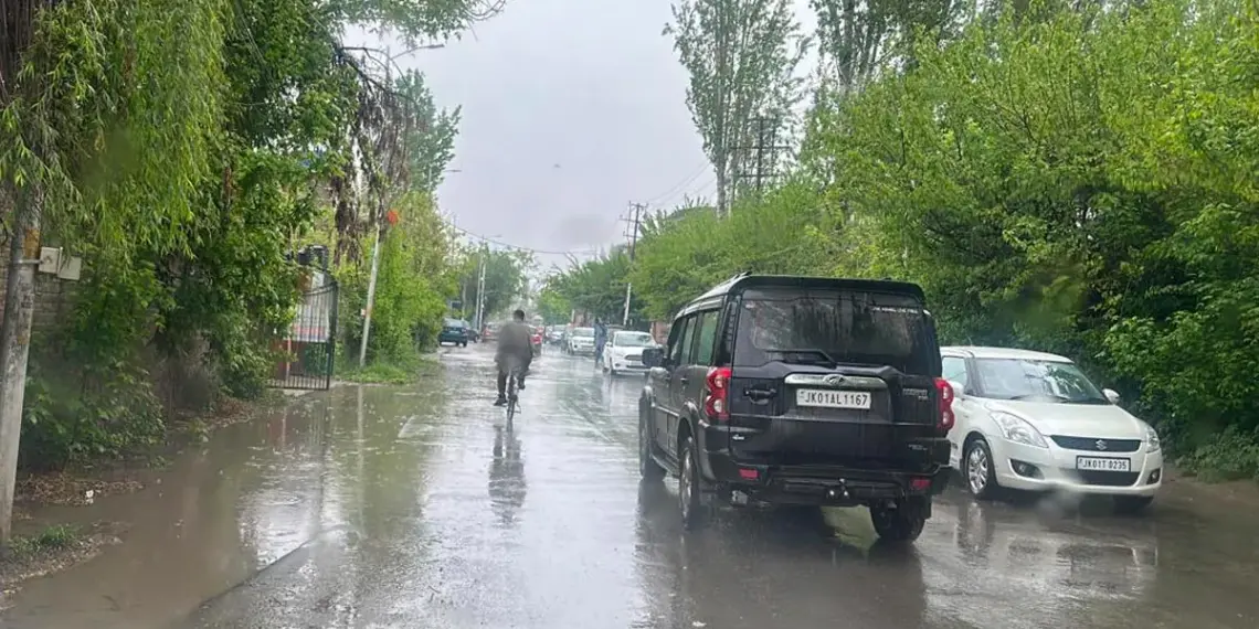 وادی میں موسلادھار بارش،بانڈی پورہ اور سوپور میںبادل پھٹے، پرائمری سکول اور رہائشی مکانات میں پانی داخل