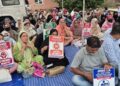 بات چیت کامیاب،این ایچ ایم ملازمین نے ہڑتال ختم کر دی نگران نیوز سری نگر// نیشنل ہیلتھ مشن کے ملازمین نے جمعہ کے روز جموں و کشمیر حکومت کی جانب سے ان کے دیرینہ مطالبات پر یقین دہانیوں کے بعد اپنی ہڑتال ختم کر دی۔یہ فیصلہ ملازمین کے نمائندوں اور حکومت کے درمیان ہونے والی ایک میٹنگ کے بعد کیا گیا۔ملازمین نے بتایا کہ حکومت نے انہیں یقین دلایا ہے کہ ان کی تجاویز پر پیش رفت کی جائے گی اور ان کا جائزہ لیا جائے گا، جبکہ کچھ فیصلوں کو مزید غور و خوض کے لیے مخر کر دیا جائے گا۔ان کے مطابق، حکومت نے این ایچ ایم کے مشن ڈائریکٹر کو ایک کوآرڈینیٹر مقرر کرنے کی ہدایت بھی کی ہے جو ملازمین اور محکمے کے درمیان رابطے کا کام کرے گا اور ان کے مسائل پر باقاعدہ بات چیت کو آسان بنائے گا۔ملازمین نے کہا کہ وہ حکومت کے مثبت رویے اور میٹنگ کے دوران دی گئی یقین دہانیوں سے مطمئن ہیں۔ایک نمائندے نے کہا کہ ایک ماہ تک ان یقین دہانیوں پر ہونے والی پیش رفت کا جائزہ لیا جائے گا، جس کے بعد تجاویز پر مزید غور کیا جائے گا۔یہ اجلاس محکمہ صحت اور طبی تعلیم کے اشتراک سے منعقد کیا گیا۔ ملازمین کے نمائندوں نے بتایا کہ یقین دہانیاں تحریری طور پر فراہم کی گئی ہیں۔