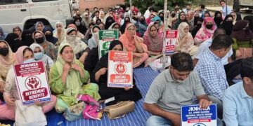بات چیت کامیاب،این ایچ ایم ملازمین نے ہڑتال ختم کر دی نگران نیوز سری نگر// نیشنل ہیلتھ مشن کے ملازمین نے جمعہ کے روز جموں و کشمیر حکومت کی جانب سے ان کے دیرینہ مطالبات پر یقین دہانیوں کے بعد اپنی ہڑتال ختم کر دی۔یہ فیصلہ ملازمین کے نمائندوں اور حکومت کے درمیان ہونے والی ایک میٹنگ کے بعد کیا گیا۔ملازمین نے بتایا کہ حکومت نے انہیں یقین دلایا ہے کہ ان کی تجاویز پر پیش رفت کی جائے گی اور ان کا جائزہ لیا جائے گا، جبکہ کچھ فیصلوں کو مزید غور و خوض کے لیے مخر کر دیا جائے گا۔ان کے مطابق، حکومت نے این ایچ ایم کے مشن ڈائریکٹر کو ایک کوآرڈینیٹر مقرر کرنے کی ہدایت بھی کی ہے جو ملازمین اور محکمے کے درمیان رابطے کا کام کرے گا اور ان کے مسائل پر باقاعدہ بات چیت کو آسان بنائے گا۔ملازمین نے کہا کہ وہ حکومت کے مثبت رویے اور میٹنگ کے دوران دی گئی یقین دہانیوں سے مطمئن ہیں۔ایک نمائندے نے کہا کہ ایک ماہ تک ان یقین دہانیوں پر ہونے والی پیش رفت کا جائزہ لیا جائے گا، جس کے بعد تجاویز پر مزید غور کیا جائے گا۔یہ اجلاس محکمہ صحت اور طبی تعلیم کے اشتراک سے منعقد کیا گیا۔ ملازمین کے نمائندوں نے بتایا کہ یقین دہانیاں تحریری طور پر فراہم کی گئی ہیں۔