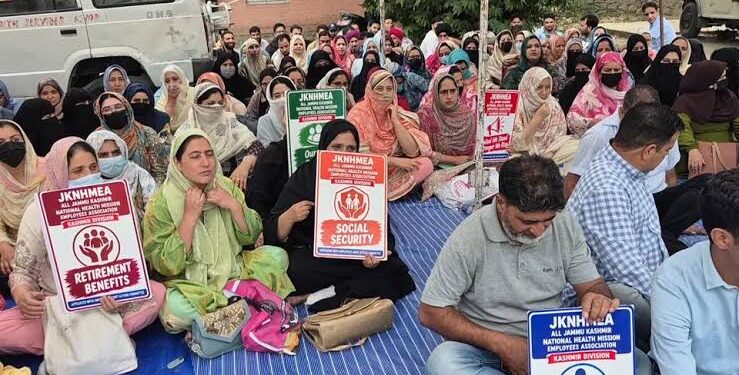 بات چیت کامیاب،این ایچ ایم ملازمین نے ہڑتال ختم کر دی نگران نیوز سری نگر// نیشنل ہیلتھ مشن کے ملازمین نے جمعہ کے روز جموں و کشمیر حکومت کی جانب سے ان کے دیرینہ مطالبات پر یقین دہانیوں کے بعد اپنی ہڑتال ختم کر دی۔یہ فیصلہ ملازمین کے نمائندوں اور حکومت کے درمیان ہونے والی ایک میٹنگ کے بعد کیا گیا۔ملازمین نے بتایا کہ حکومت نے انہیں یقین دلایا ہے کہ ان کی تجاویز پر پیش رفت کی جائے گی اور ان کا جائزہ لیا جائے گا، جبکہ کچھ فیصلوں کو مزید غور و خوض کے لیے مخر کر دیا جائے گا۔ان کے مطابق، حکومت نے این ایچ ایم کے مشن ڈائریکٹر کو ایک کوآرڈینیٹر مقرر کرنے کی ہدایت بھی کی ہے جو ملازمین اور محکمے کے درمیان رابطے کا کام کرے گا اور ان کے مسائل پر باقاعدہ بات چیت کو آسان بنائے گا۔ملازمین نے کہا کہ وہ حکومت کے مثبت رویے اور میٹنگ کے دوران دی گئی یقین دہانیوں سے مطمئن ہیں۔ایک نمائندے نے کہا کہ ایک ماہ تک ان یقین دہانیوں پر ہونے والی پیش رفت کا جائزہ لیا جائے گا، جس کے بعد تجاویز پر مزید غور کیا جائے گا۔یہ اجلاس محکمہ صحت اور طبی تعلیم کے اشتراک سے منعقد کیا گیا۔ ملازمین کے نمائندوں نے بتایا کہ یقین دہانیاں تحریری طور پر فراہم کی گئی ہیں۔