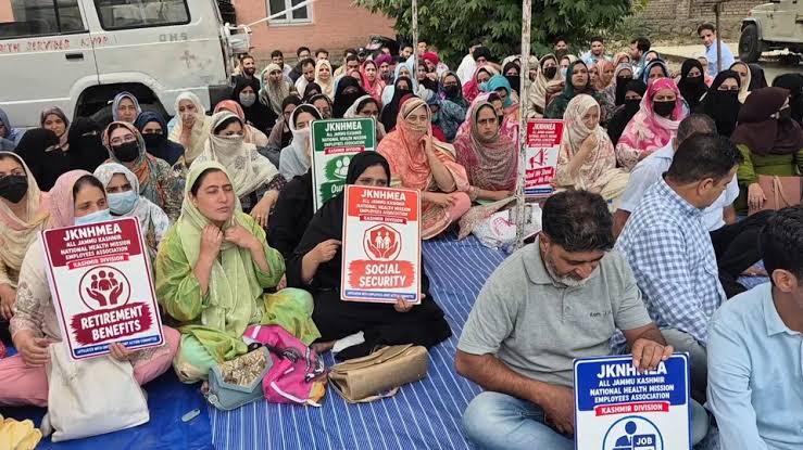 بات چیت کامیاب،این ایچ ایم ملازمین نے ہڑتال ختم کر دی نگران نیوز سری نگر// نیشنل ہیلتھ مشن کے ملازمین نے جمعہ کے روز جموں و کشمیر حکومت کی جانب سے ان کے دیرینہ مطالبات پر یقین دہانیوں کے بعد اپنی ہڑتال ختم کر دی۔یہ فیصلہ ملازمین کے نمائندوں اور حکومت کے درمیان ہونے والی ایک میٹنگ کے بعد کیا گیا۔ملازمین نے بتایا کہ حکومت نے انہیں یقین دلایا ہے کہ ان کی تجاویز پر پیش رفت کی جائے گی اور ان کا جائزہ لیا جائے گا، جبکہ کچھ فیصلوں کو مزید غور و خوض کے لیے مخر کر دیا جائے گا۔ان کے مطابق، حکومت نے این ایچ ایم کے مشن ڈائریکٹر کو ایک کوآرڈینیٹر مقرر کرنے کی ہدایت بھی کی ہے جو ملازمین اور محکمے کے درمیان رابطے کا کام کرے گا اور ان کے مسائل پر باقاعدہ بات چیت کو آسان بنائے گا۔ملازمین نے کہا کہ وہ حکومت کے مثبت رویے اور میٹنگ کے دوران دی گئی یقین دہانیوں سے مطمئن ہیں۔ایک نمائندے نے کہا کہ ایک ماہ تک ان یقین دہانیوں پر ہونے والی پیش رفت کا جائزہ لیا جائے گا، جس کے بعد تجاویز پر مزید غور کیا جائے گا۔یہ اجلاس محکمہ صحت اور طبی تعلیم کے اشتراک سے منعقد کیا گیا۔ ملازمین کے نمائندوں نے بتایا کہ یقین دہانیاں تحریری طور پر فراہم کی گئی ہیں۔